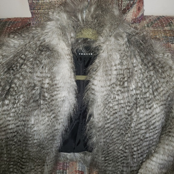 Short faux fur coat. - Picture 4 of 4